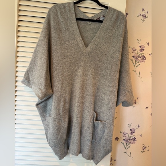 XCVI Grey Wool Blend Short Sleeve V-Neck Pullover with Pockets One Size - Picture 1 of 6